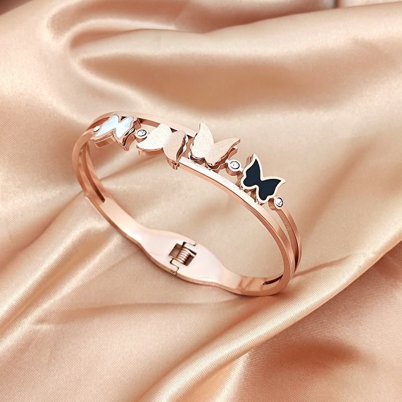 Xiyin Fashion Versión coreana de pulsera de acero de titanio Apertura de mariposa Pulsera simple Apertura de resorte No se desvanece Joyas transfronterizas