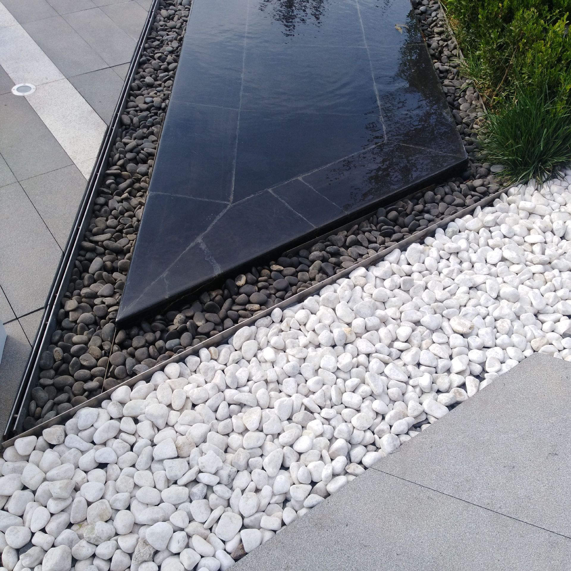 供应白色鹅卵石 菏泽酒店别墅装饰用圆卵石景观园林造景用