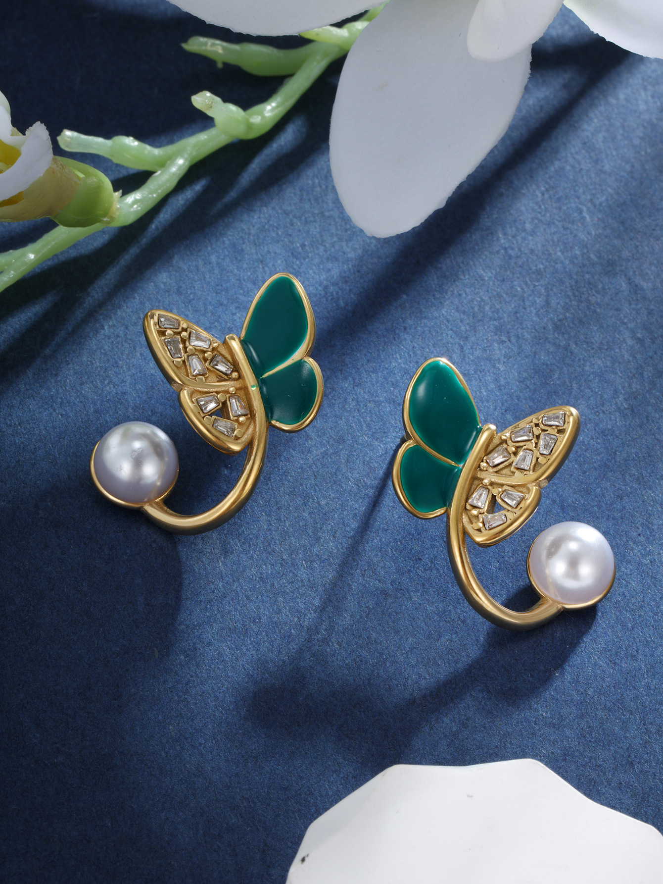 Xuping Jewelry Esmalte de goteo Pendientes de perlas de imitación de mariposa Pendientes de temperamento de diseño de nicho de alta gama de estilo coreano