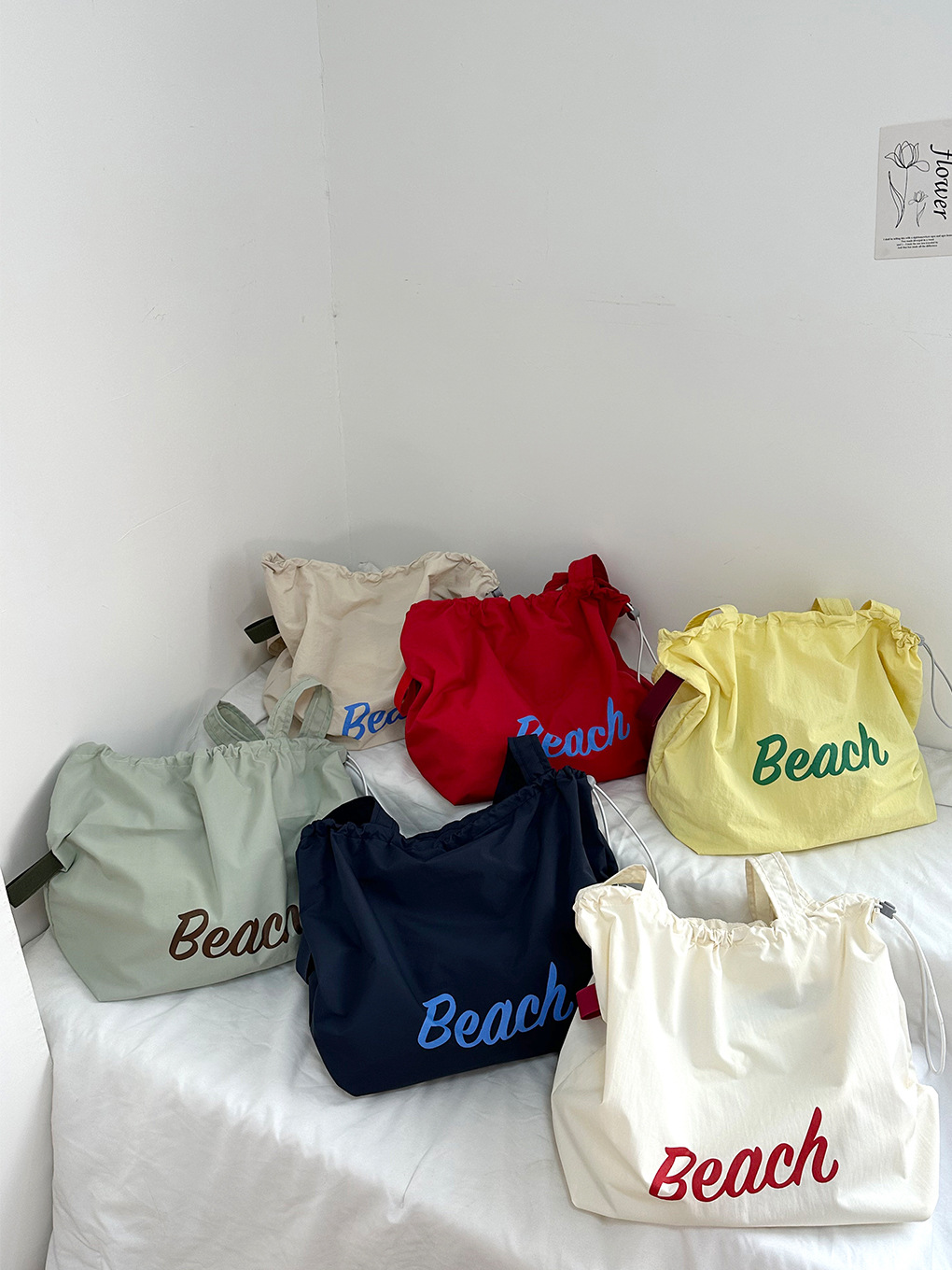 韓国版の新型アルファベットのプリントの包みの女性の大容量のナイロンのショルダーバッグ