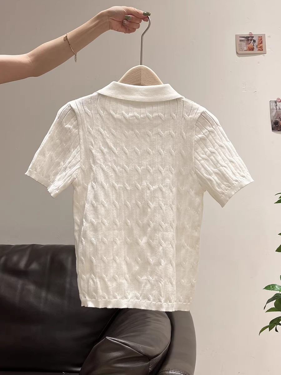 Áo thun nữ cổ Polo thêu họa tiết thừng xoắn kiểu Hàn Quốc — màu mơ