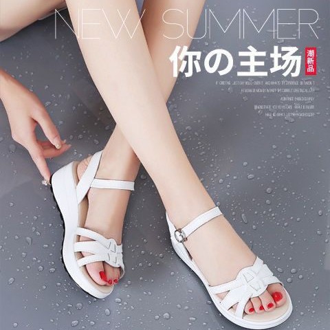 Sandalias de cuero de talón medio para mujeres de verano, zapatillas casuales de moda, zapatillas de fondo plano para mujeres con una base gruesa y fría.