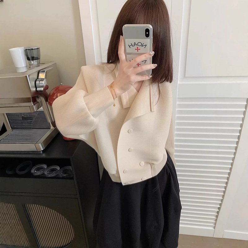 2026 New Issey Miyake Pleated Double-Breasted Lapel Long-Sleeve Cardigan Slim-Fit Short Coat for Women 2026 New Issey Miyake Pleated Double-Breasted Lapel Long-Sleeve Cardigan Slim-Fit Short Coat for Women