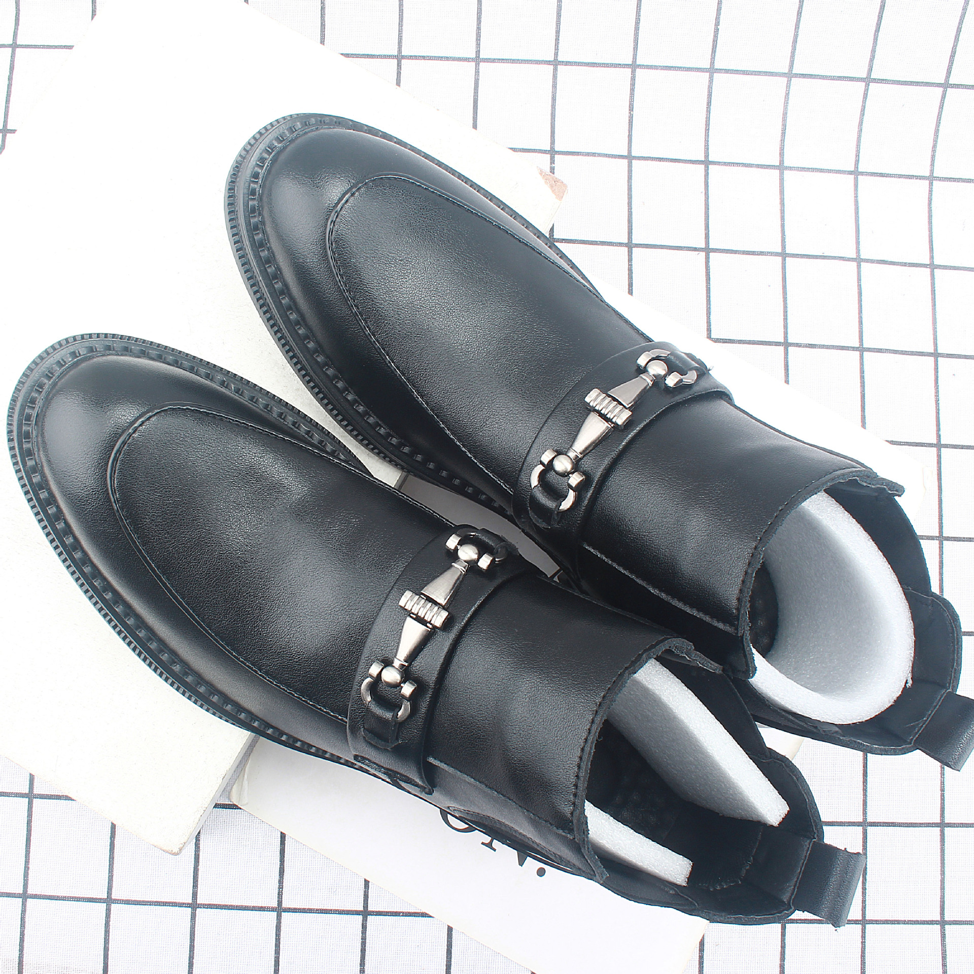 2025�¿�ļ���ʿ��ƤƤЬ�к���һ�ŵ���������͸����ЬӢ��12