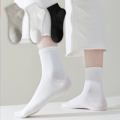 靴下の男性秋冬の薄いタイプの中筒の靴下の黒と白の灰色の純色の綿の靴下は汗のスポーツの靴下を吸います。