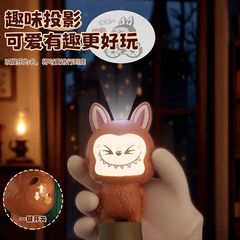 跨境新款labubu投影盖章发光投影拉布布学生书包挂件装饰桌面摆件