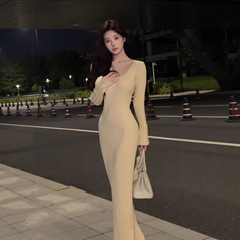 【现货】法式V领竖坑条针织连衣裙女大方得体绝美收腰显瘦打底裙