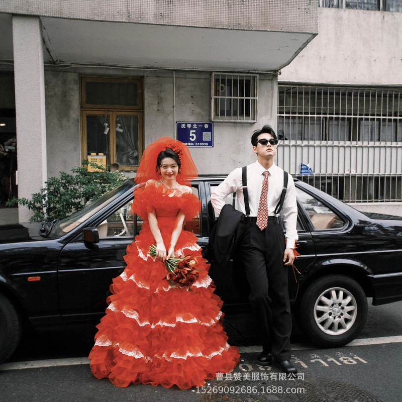 Photo Studio's New Red Wedding Dress, 80S Retro Hong Kong Style Atmosphere Wedding Photography Clothing Photo Studio's New Red Wedding Dress, 80S Retro Hong Kong Style Atmosphere Wedding Photography Clothing