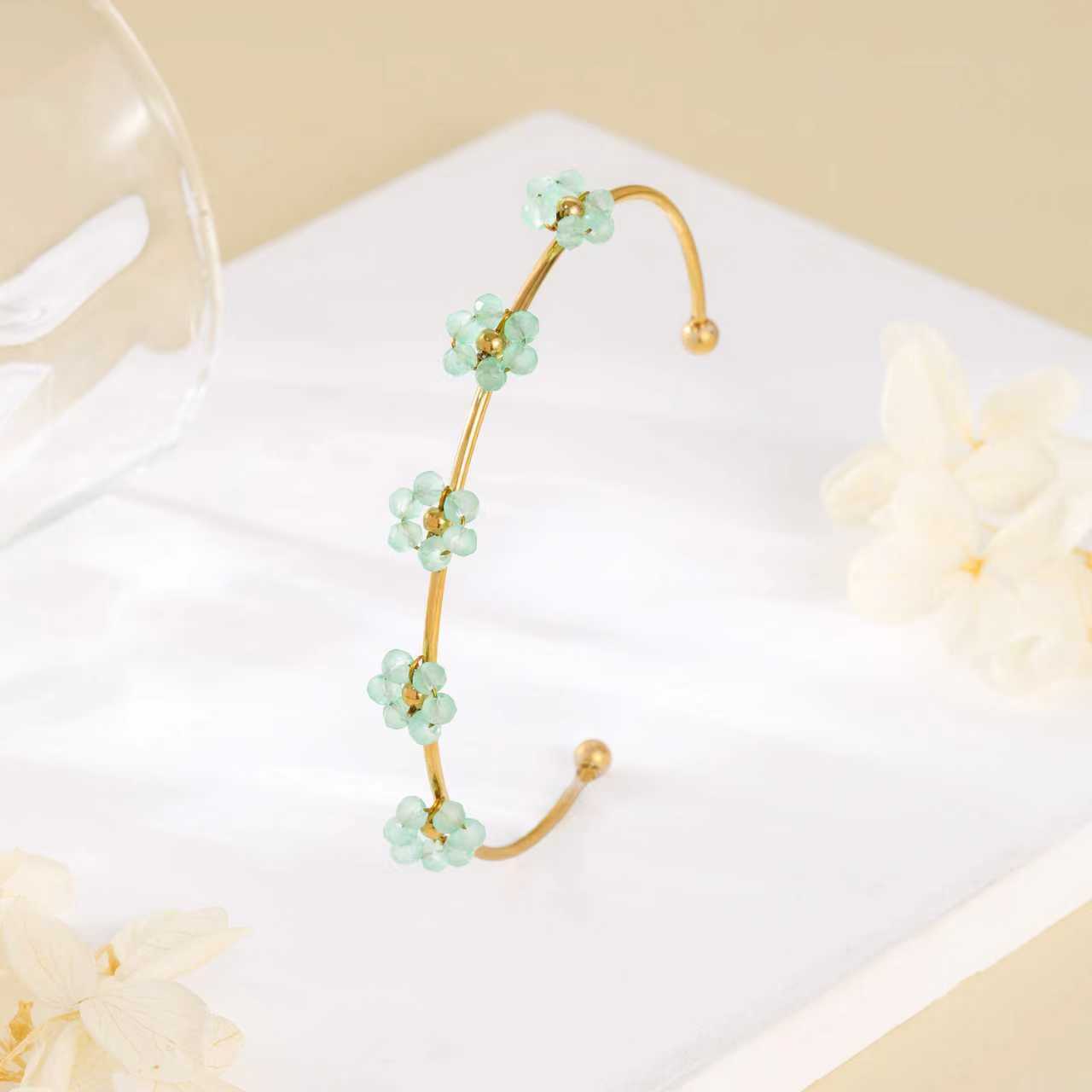 Europa y los Estados Unidos transfronterizos pulseras de acero de titanio no se desvanecen abertura de acero inoxidable flores lindas mujeres lujosas joyas de mano de alta calidad