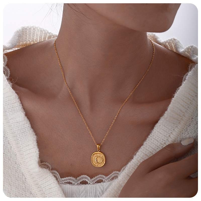 TENA retro relieve sol estrella luna colgante collar de titanio de acero de oro 18k joyas temperamento al por mayor