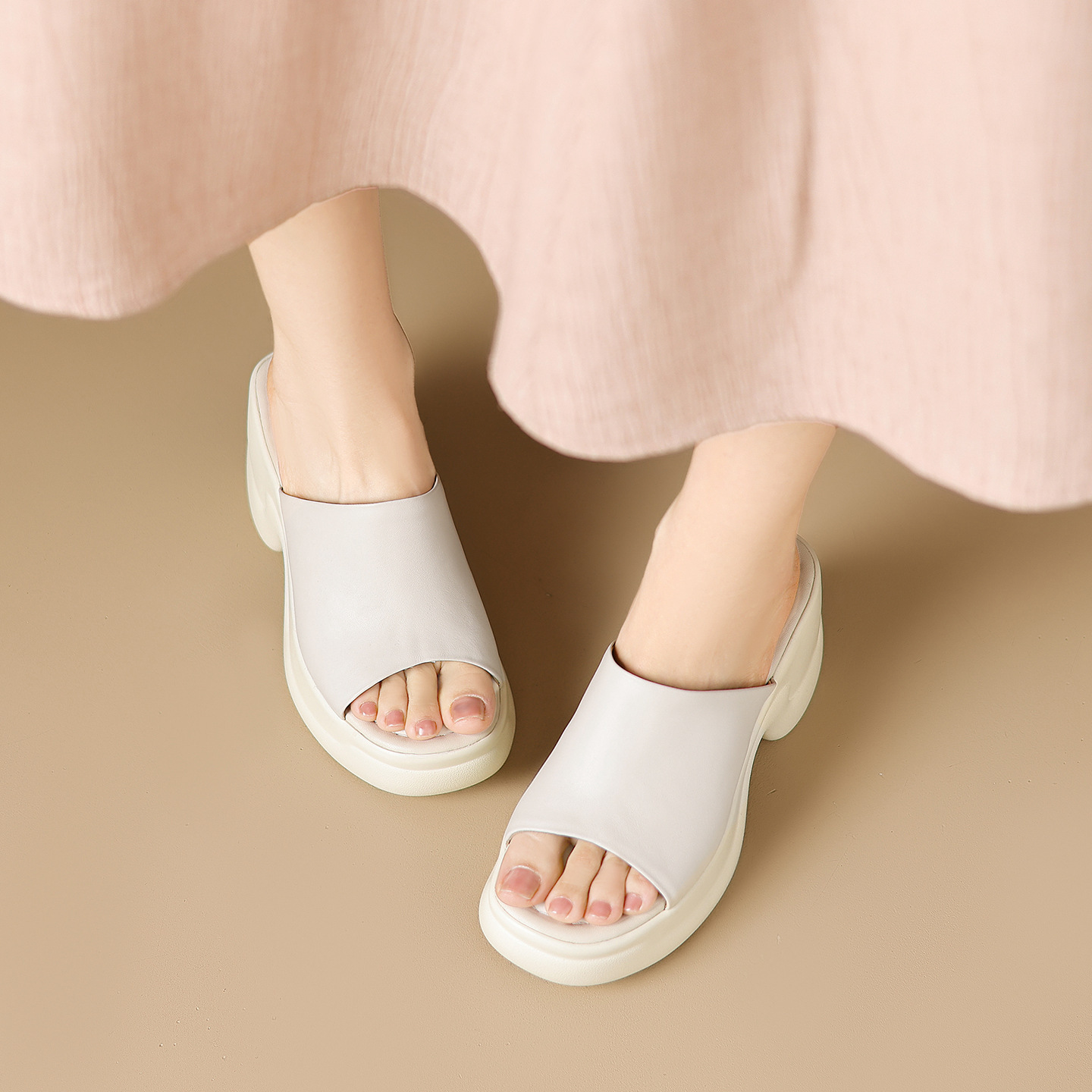 Sandal cao gót nữ đế dày 8,5 cm quai ngang da bò — Da bò trắng gạo