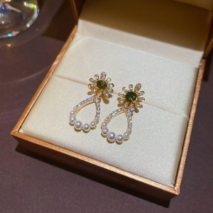 Pendientes de flores de perlas francesas galvanizadas en oro real Pendientes de nicho retro estilo palacio Pendientes de lujo ligero de alta gama al por mayor mujeres