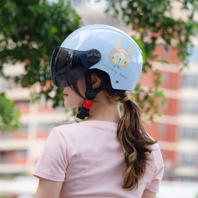 Cute Female Model Electric Vehicle Safety, Motosiklet kaskı (dəbilqə)