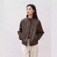 美ラードの茶色の短い革のコートの女性の春秋の新型の小さい背の高級感のレトロな立襟の機関車のジャケット