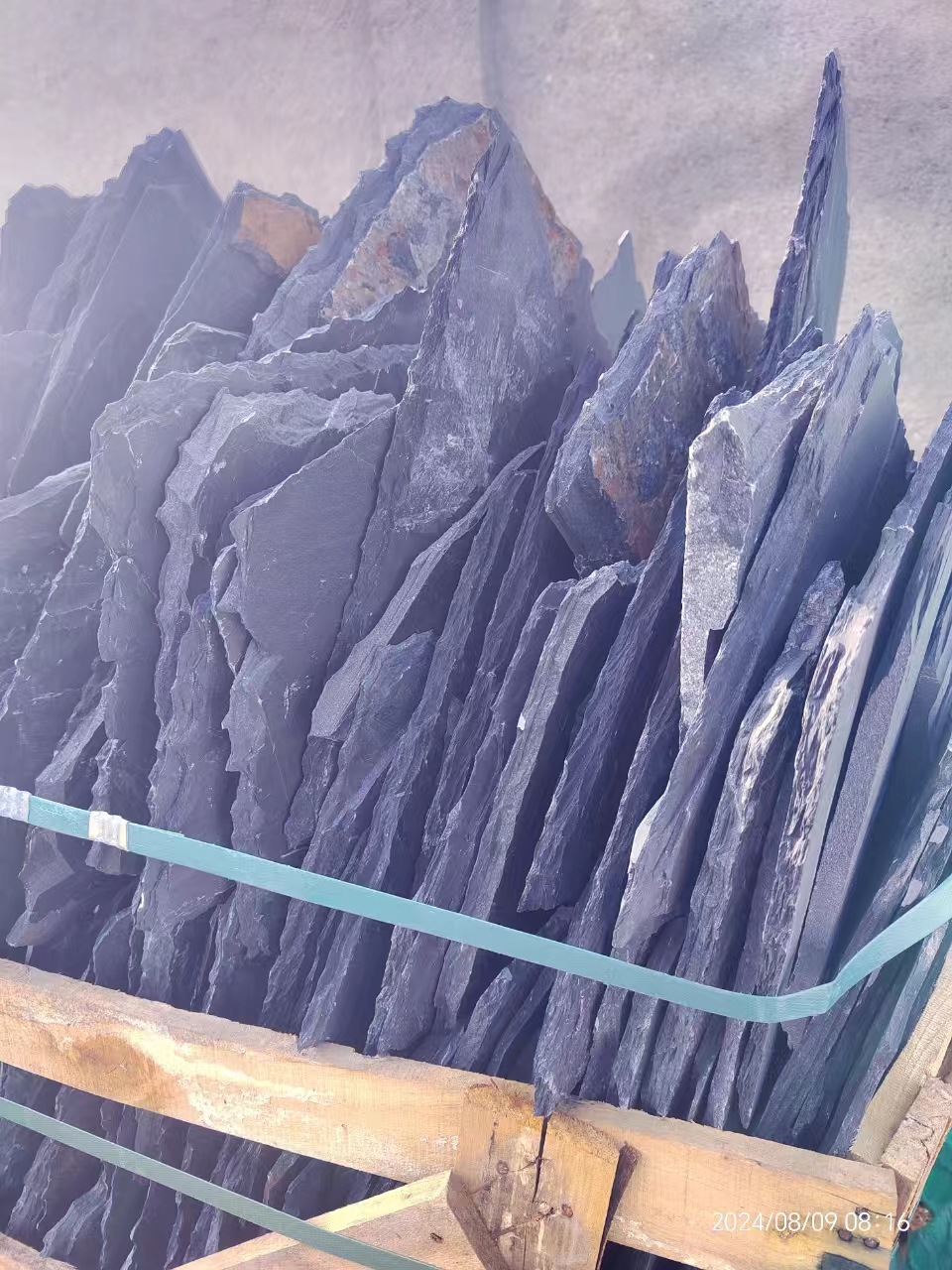 Черный чешуйчатый камень