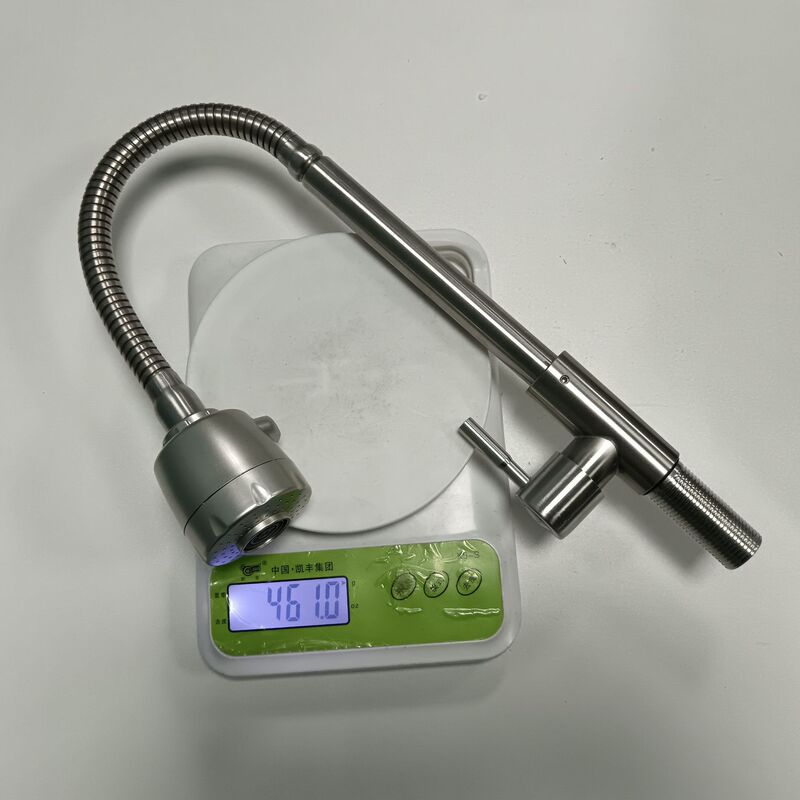 蛇口の台所の冷熱を引き出してステンレスの野菜を洗うたらいの水槽の双水は伸縮して回転することができます。|undefined