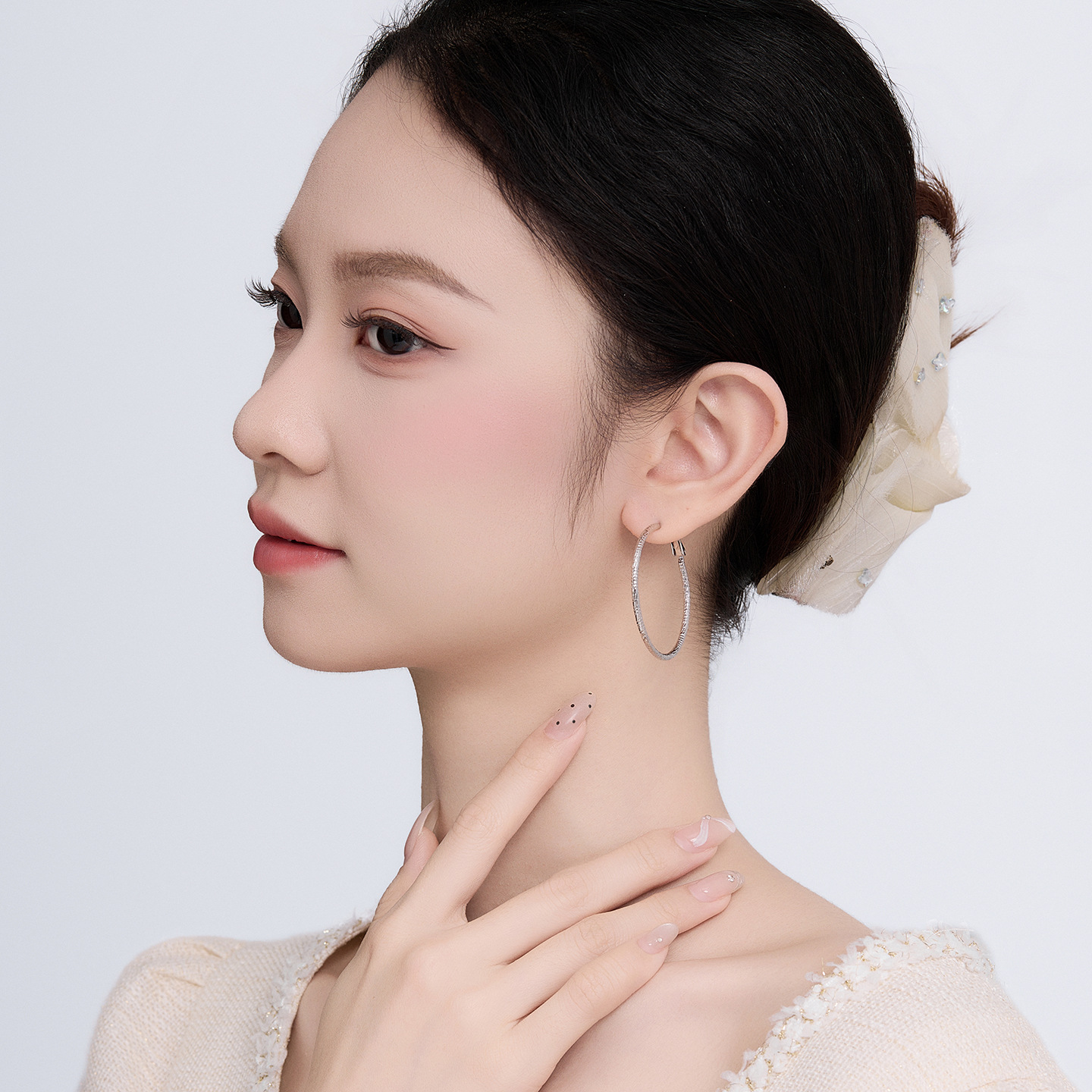Xuping estilo minimalista estilo de estilo de estilo geométrico círculo auricular aleación de cobre chapado blanco verano exagerado temperamento auriculares para mujeres