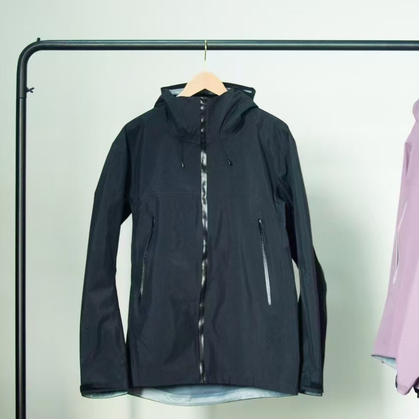 Taizhou Niaojia Same Style Sl Outdoor Hard Shell Waterproof and Windproof Jacket Fully Glued to Take on Group Clothing and Travel Essentials