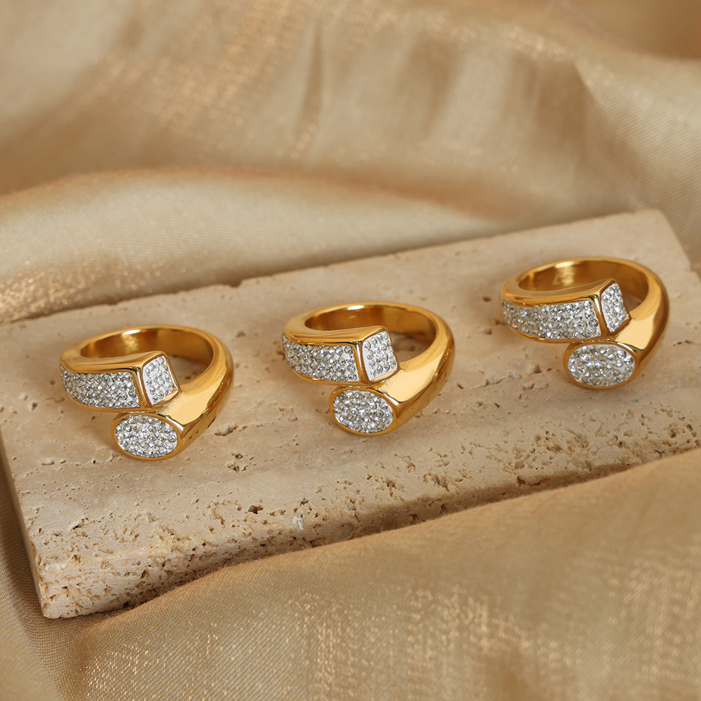 Reina occidental madre personalidad de la moda simple luz de lujo joyería de estilo diamante incrustado diseño de doble capa apilada desgaste estilo titanio acero chapado en oro anillo