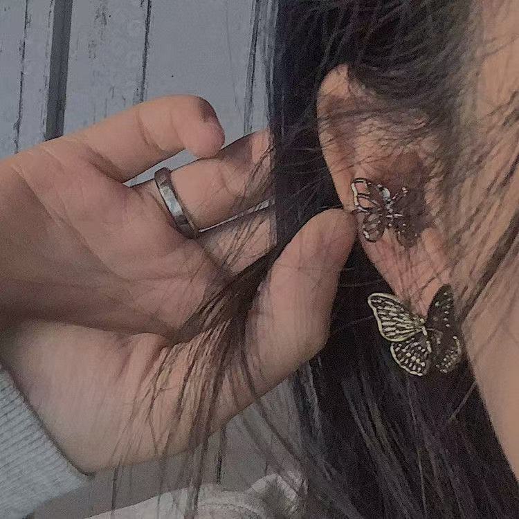 Oscuro negro versión coreana ins temperamento simple personalidad diseño de nicho sentido retro mariposa oreja sin orejas perforadas pendientes femeninas