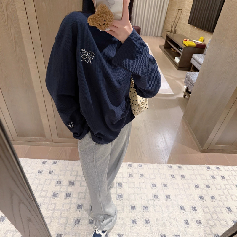 Korean-style casual waffle knit long-sleeve T-shirt with stick-figure embroidery, women's autumn loose-fit round-neck casual thin sweatshirt, trendy Korean-style casual waffle knit long-sleeve T-shirt with stick-figure embroidery, women's autumn loose-fit round-neck casual thin sweatshirt, trendy