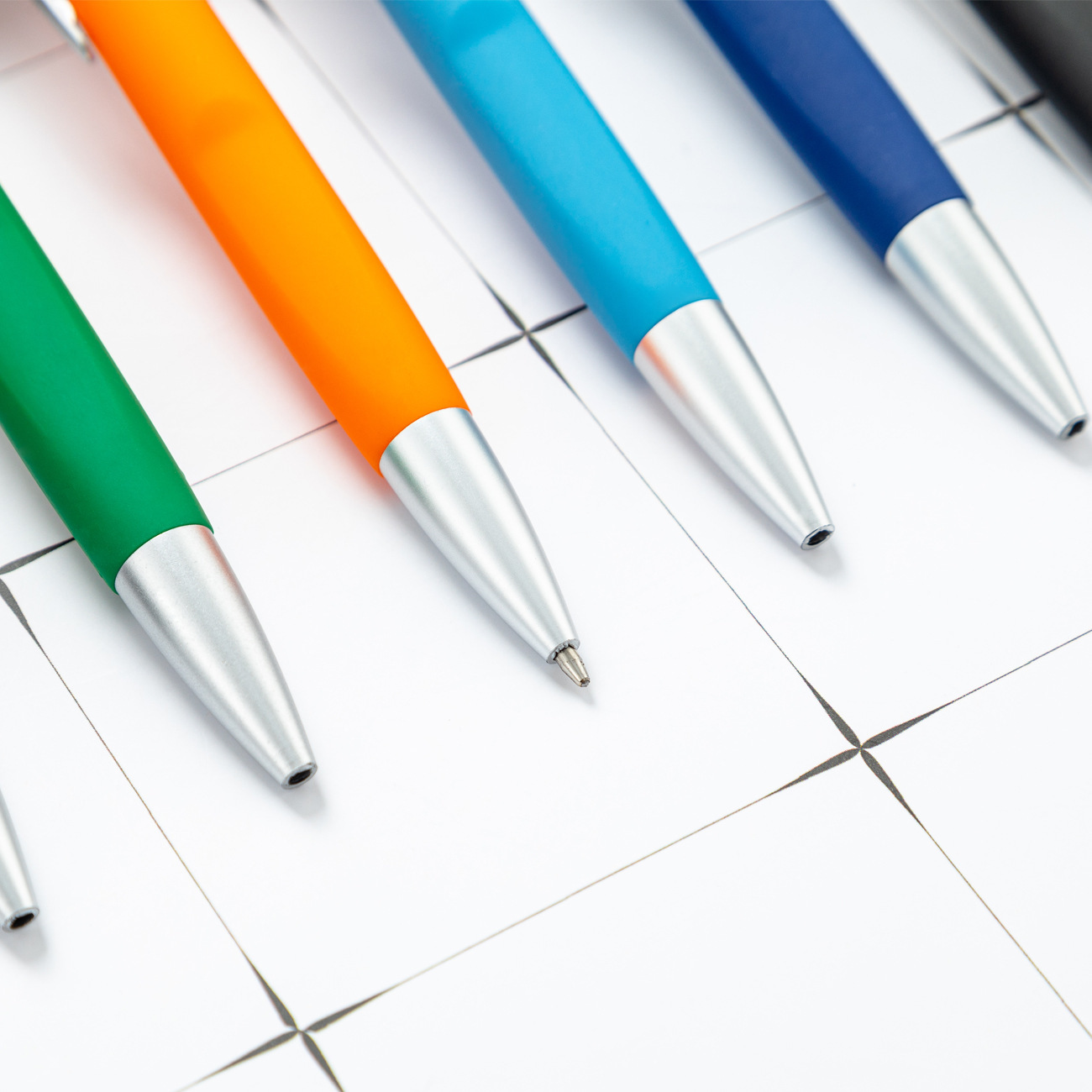 Bolígrafo de bolas de color se puede imprimir logotipo de regalo de estudiantes bolígrafo de publicidad de presión de negocios hotel de reunión bolígrafo de plástico