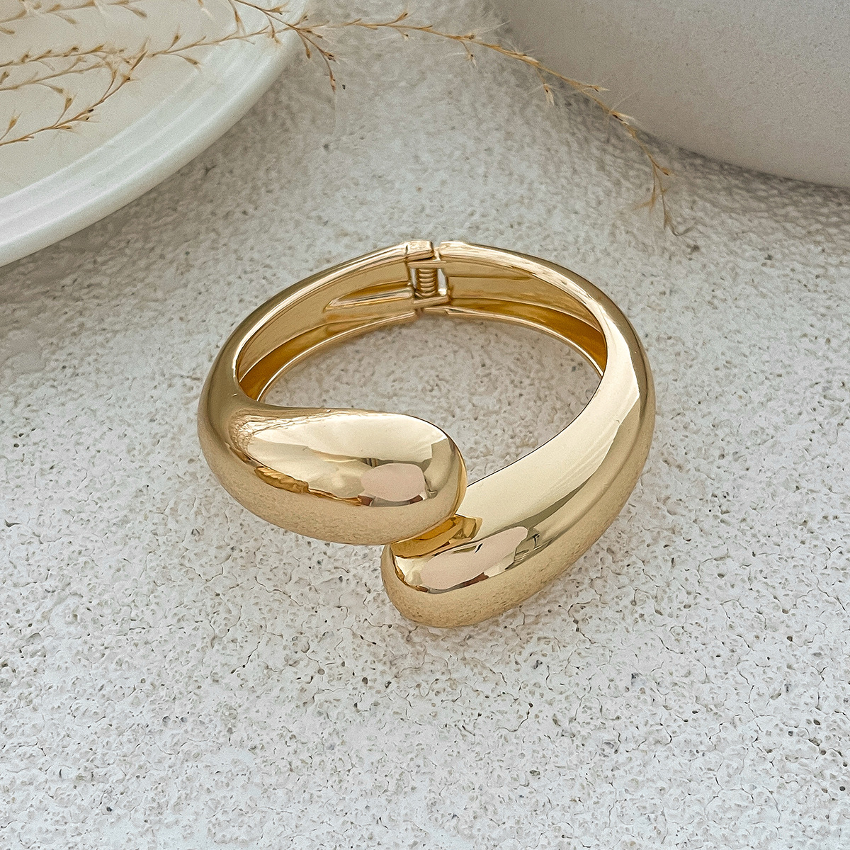 55g Weight Bangle Classification Alloy Chain Material 1 Piece Quantity Holiday, Travel Occasion Alloy Material Geometric Pattern Women's Gender Plating Design Elegant, Lady, Simple Style Style Elegant Lady Simple Style Geometric Alloy Bangles Wholesale 40