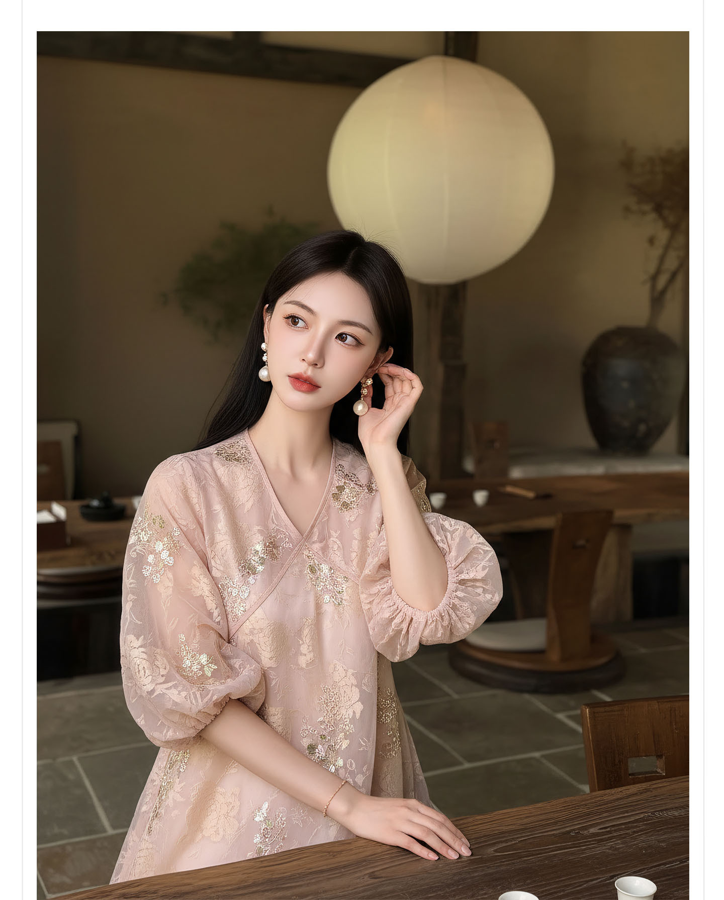 Đầm maxi nữ thắt eo họa tiết hoa thêu phong cách tân cổ điển hai dây — màu hồng chi tiết 4