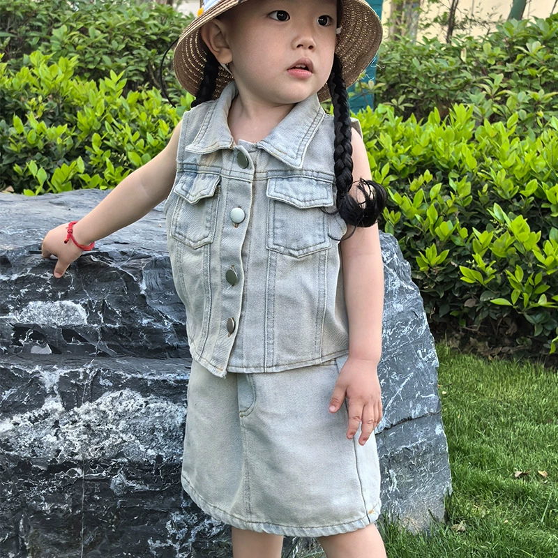 Летний модный комплект для девочек 2025: стильный детский трендовый набор из джинсовой юбки и короткого топа для больших девочек в стиле интернет-знаменитостей