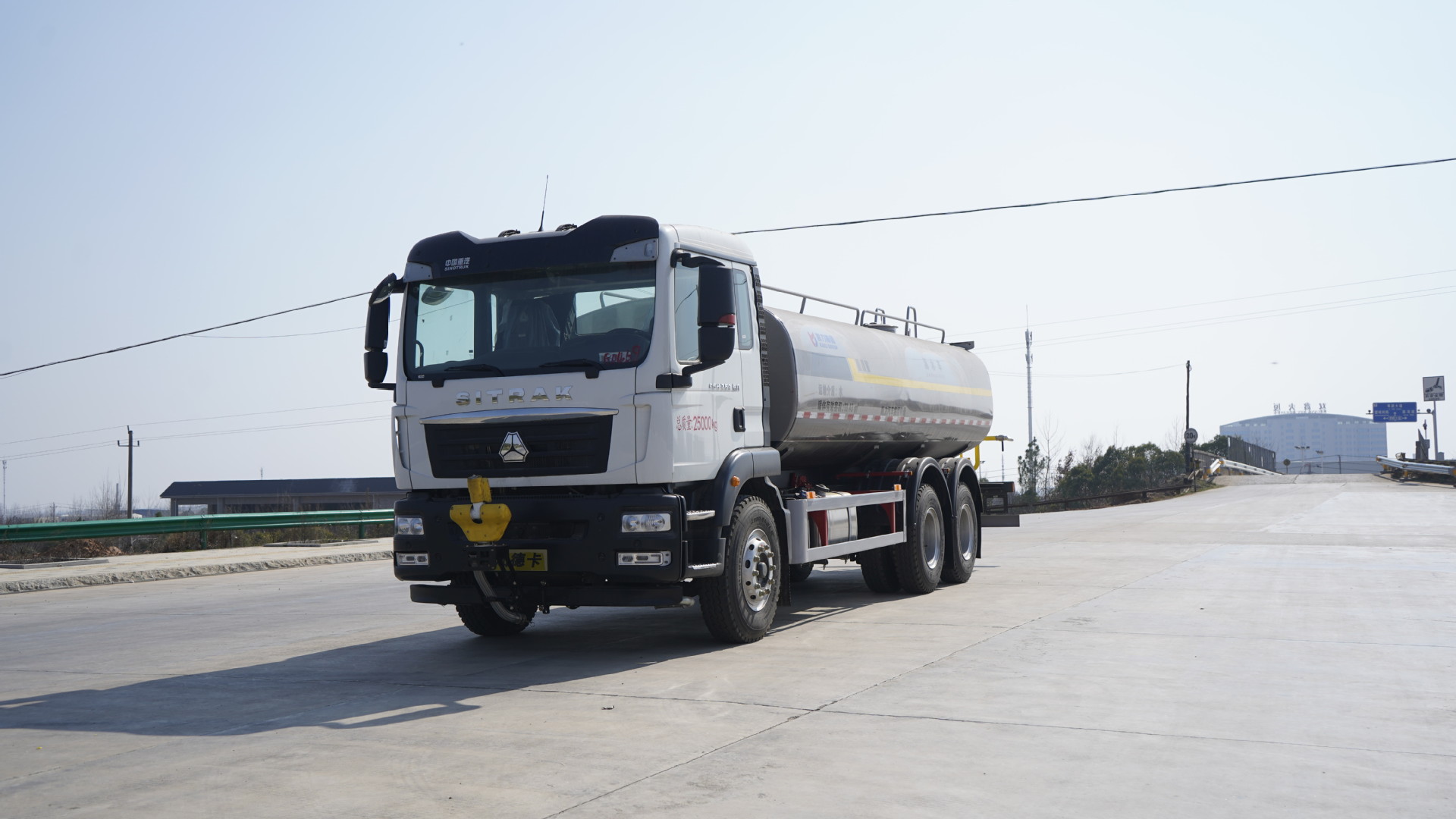 Sinotruk Howo Rear Eight-Wheel Sprinkler Truck 20 Cubic Meters Greening Spray Truck Price Large 22 Cubic Meters Stainless Steel Water Transport Truck
