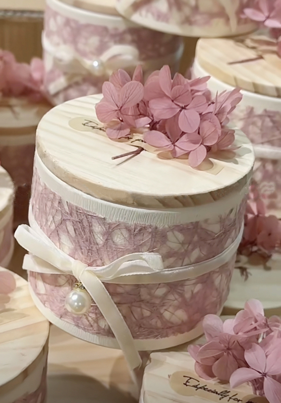 木の蓋のテーブルの砂糖の箱の赤い本の同型の喜糖の箱の中国式の結婚の屋外の結婚式のアイデアの婚約の喜糖の箱|undefined