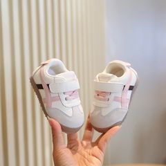夏の秋の赤ちゃんの阿甘靴の子供の運動靴の柔らかい底の学歩の滑り止めの女の子の白い靴の男の子の赤ちゃんの板の靴