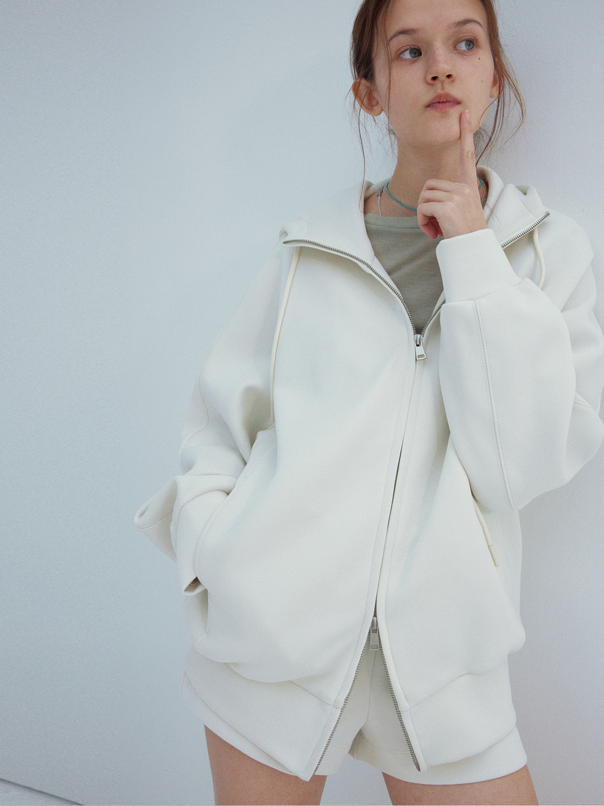 【ダイヘ】春の新作カジュアルフード付きダブルジッパーシンプルエアクラウドスウェットジャケット女性用H8050