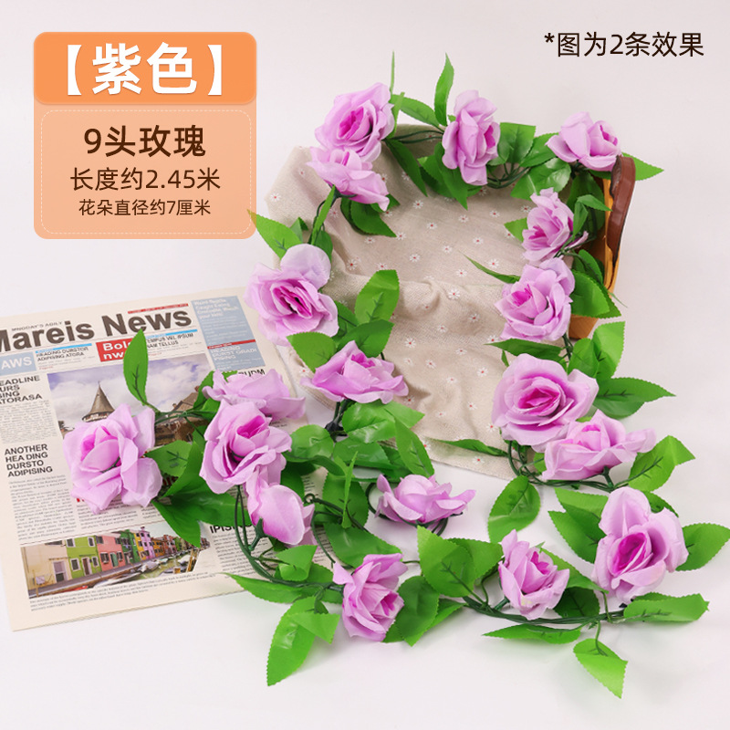 Simulación de flores falsas rosas de caña colgando la pared tubería de drenaje envuelta hoja verde que cubre la parte superior de la decoración de boda de plástico