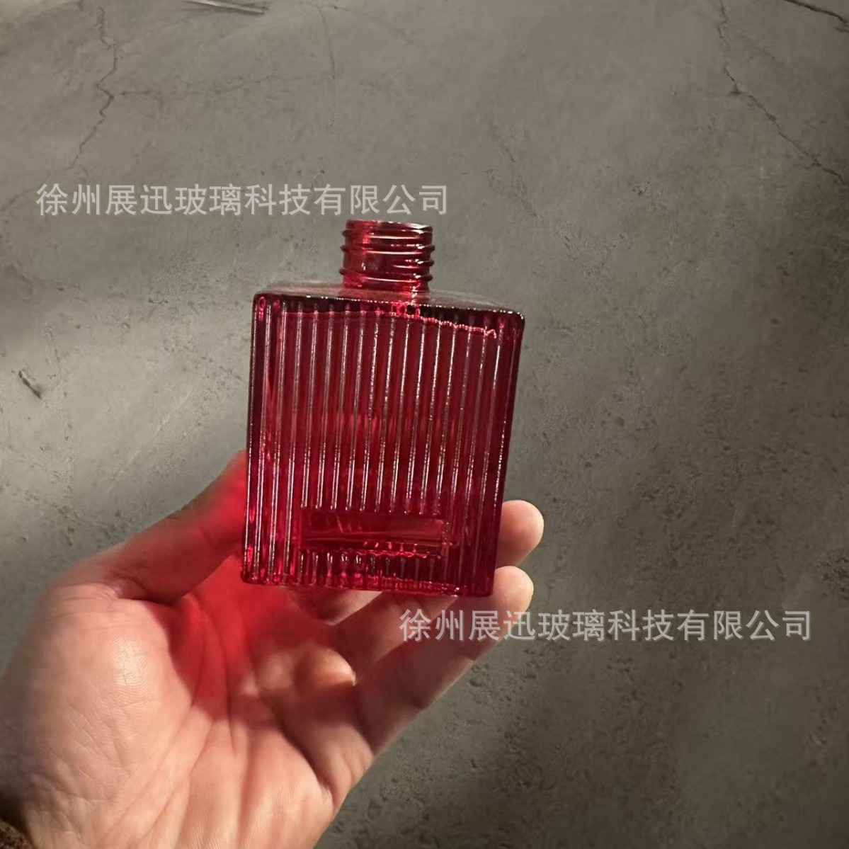 Botella roja desnuda de 200 ml; opcional