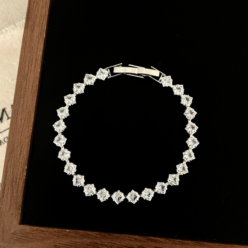 Simple, Fashionable and High-End, Everyday Versatile Super Flash Zircon Bracelet, Niche Light Luxury and High-End Zircon Bracelet Jewelry
