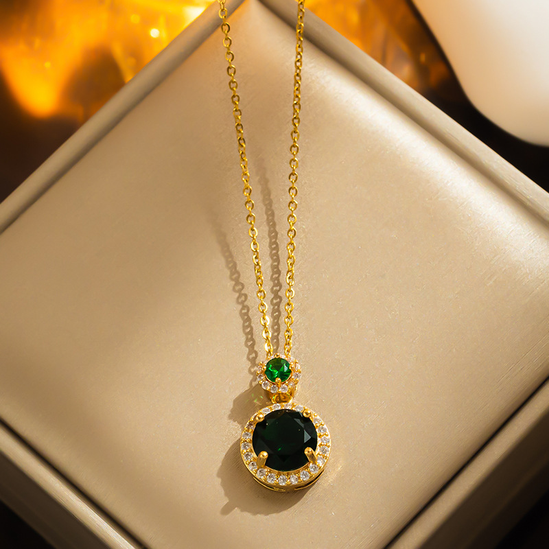 Bijoux et accessoires Collier rétro en acier titane avec pierres précieuses émeraude pour femme, personnalité de niche, chaîne de clavicule polyvalente en filet rouge, bijoux à la mode_voghion.com