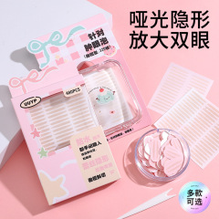 新しい商品の箱の中の二重まぶたはつやつやしています。