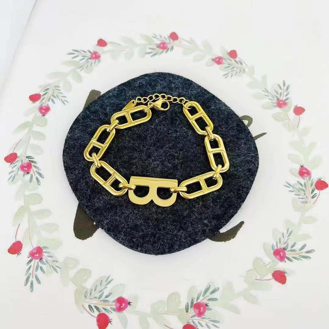 Fashion Letter B Thick Chain Titanium Steel Bracelet Wholesale Nihaojewelry display picture 4