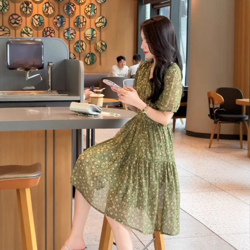 French Lace-Up Floral Waist-Cinching Green Dress for Women in Summer, Royal Sister Style, Fashionable and Slimming Mid-Length Skirt