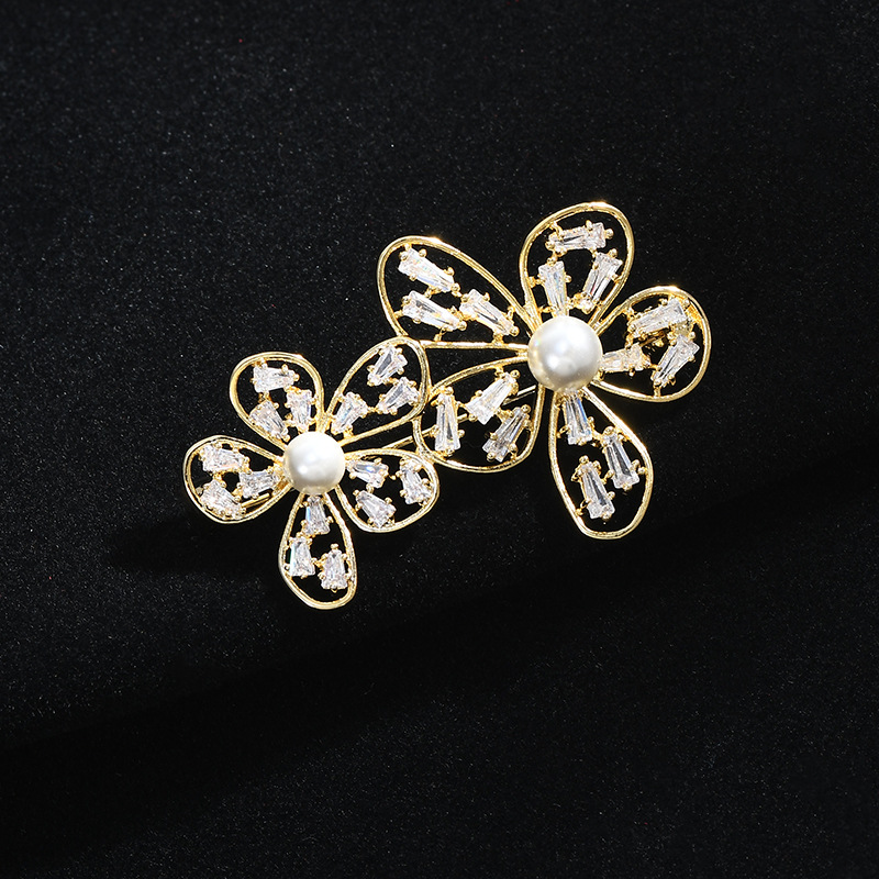 Otoño y invierno nuevo broche de alto nivel nicho ligero lujo traje flor de pecho creativo flor perla ropa de pines de combinación