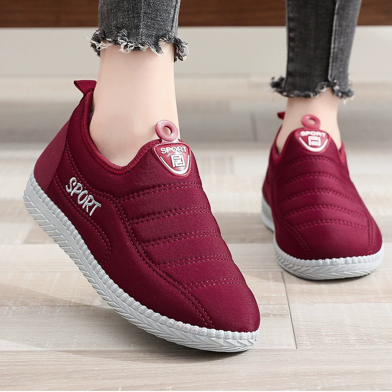 Женская хлопчатобумажная обувь, старая пекинская тканевая обувь, водонепроницаемая, утолщенная, теплая и нескользящая, повседневные спортивные зимние ботинки для мам среднего и пожилого возраста.