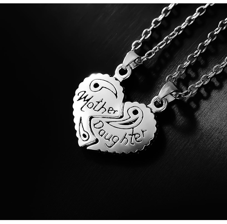 Fashion Heart-shaped Stitching Necklace Alloy Heart Pendant Necklace display picture 3