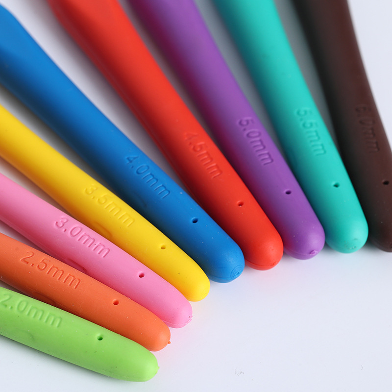 Comercio exterior bwy Arco Iris mango suave crochet TPR mango suave sólido mango suave gancho de ganchillo de aluminio traje de lana aguja