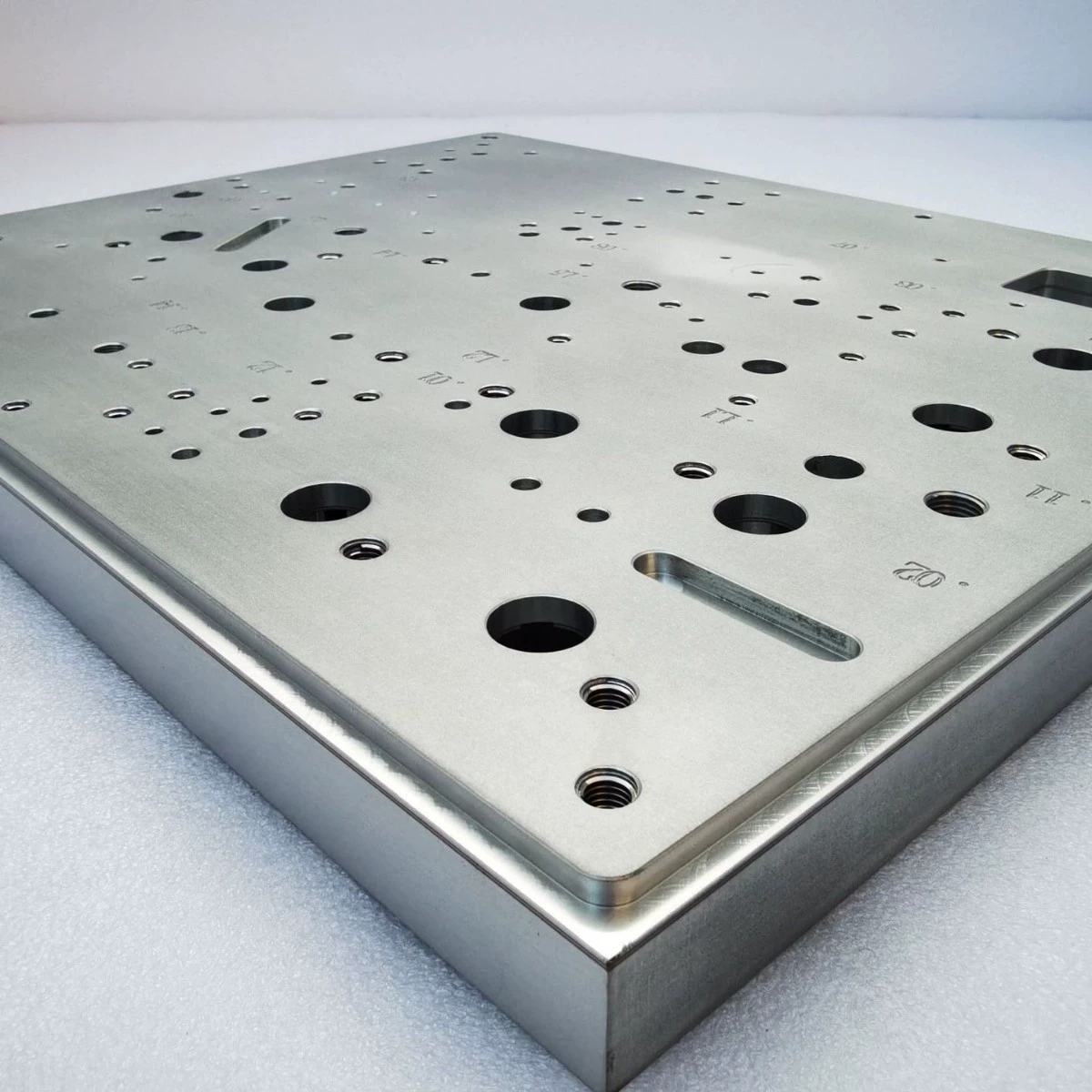 Вакуумная пайка высокомощного жидкостного радиатора для высокоскоростного железнодорожного локомотива, устройство охлаждения двигателя с водяным охлаждением постоянного тока