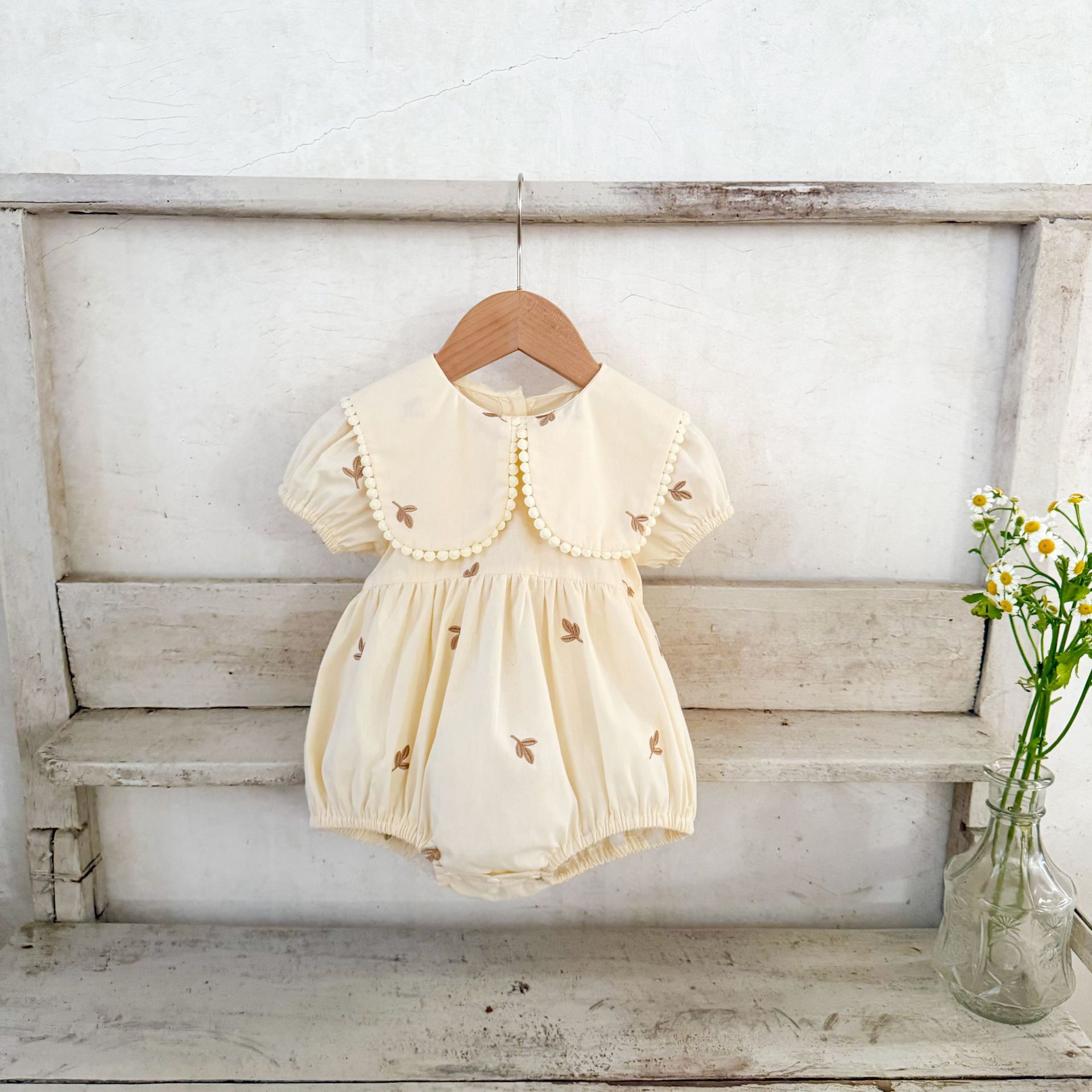 Ins versión coreana de la niña bebé de algodón bordado de dibujos animados solapa de manga corta mamelero de una pieza de moda de verano para bebés y niños pequeños