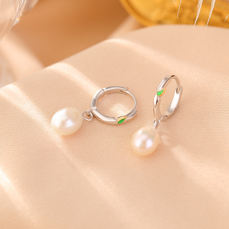 Bông tai bạc S925 đính ngọc trai và men tre hạt tròn phong cách đơn giản thời trang — Một cặp