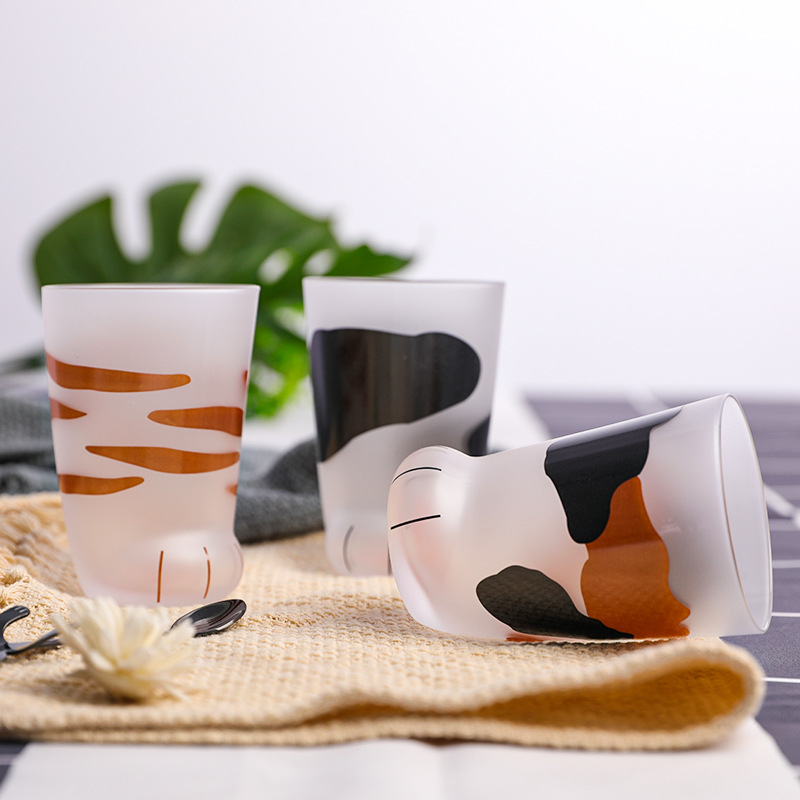 Taza de garra de gato japonés caliente taza de vidrio de dibujos animados esmerilado taza de pie de gato taza de agua resistente al calor taza de leche creativa fábrica al por mayor