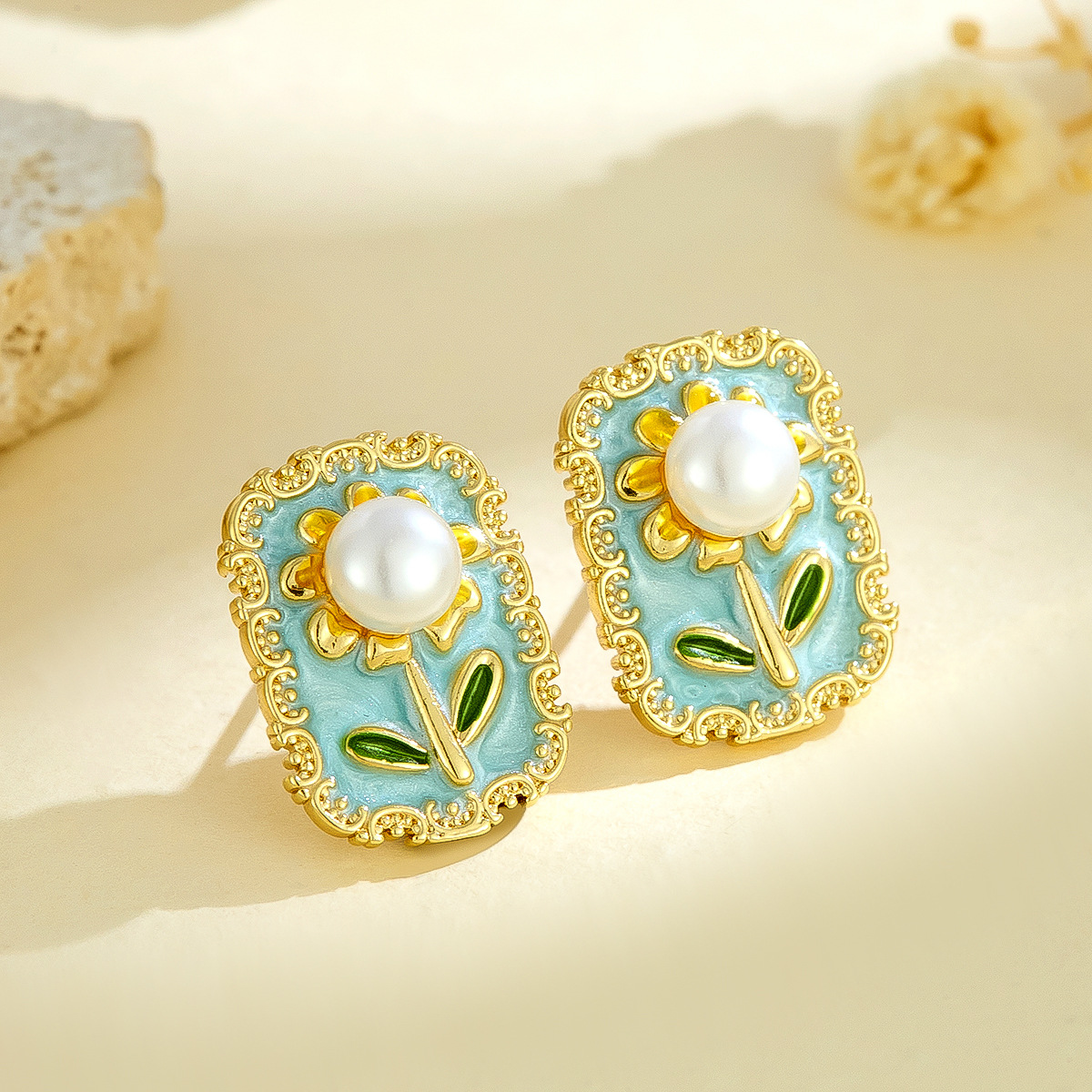Pendientes de flor de girasol de perla con incrustaciones retro de estilo de lujo ligero Pendientes de aceite de goteo de esmalte pintado de estilo de marea nacional al por mayor transfronterizo