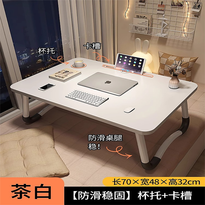 家庭用のノートパソコンの机が窓をはねています。|undefined